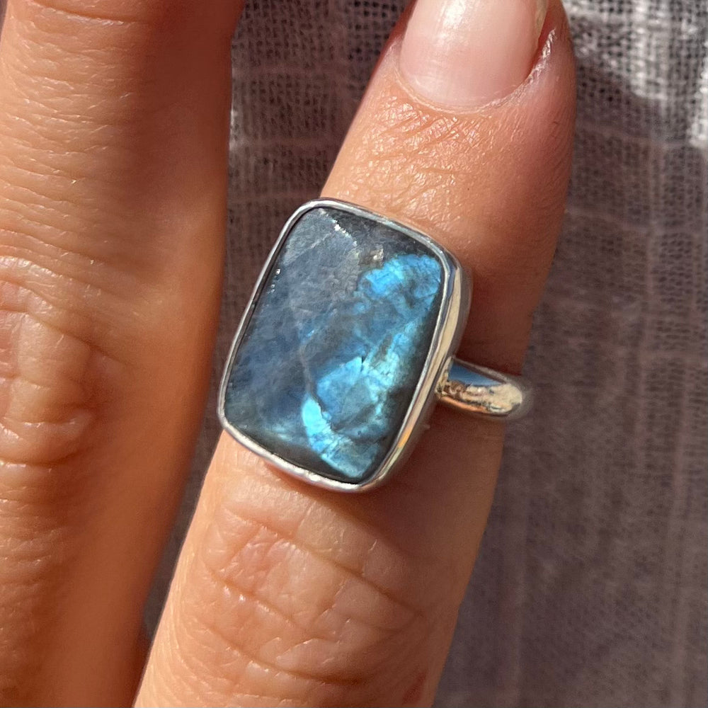 
            
                Load image into Gallery viewer, Faceted Labradorite Ring
            
        