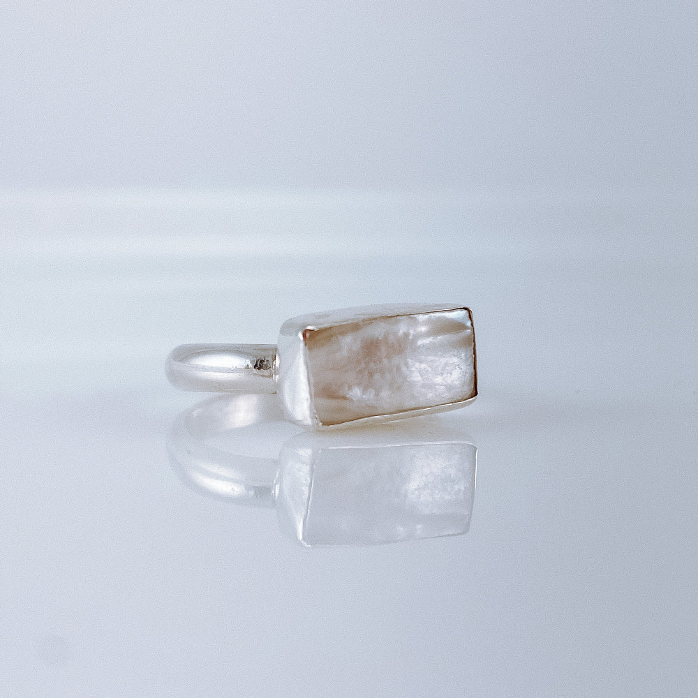 
            
                Load image into Gallery viewer, Mother of Pearl Horizontal Ring
            
        